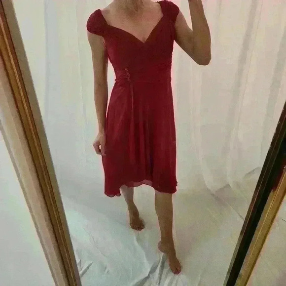 NWOT MAGGIE LONDON Silk Scarlet Red Formal Dress Knee Length Romantic Neckline - Picture 5 of 9